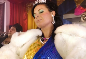 miss platnum Miss Platnum, plantureuse chanteuse germano roumaine 