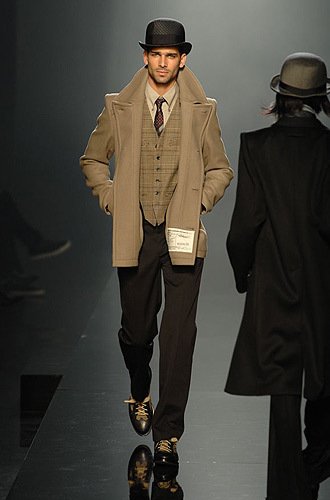 Gaultier RF8 8553 La mode masculine de l’hiver prochain chante un nouveau refrain