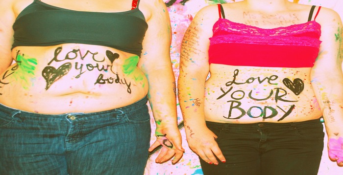 Deux femmes arborent le slogan love your body