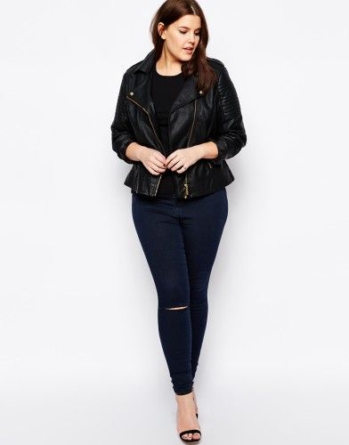 une femme pose avec un jean