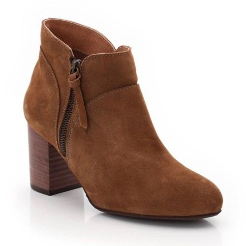 une boots en croûte de cuir couleur taupe