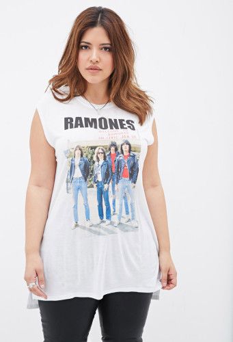 Denise Bidot porte un t-shirt ramones