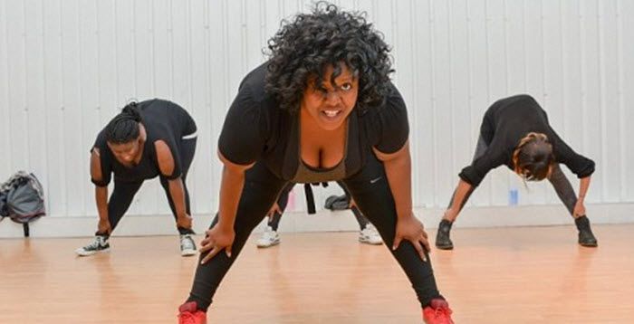 Obèse Et Coach Les Femmes Rondes Font Du Sport