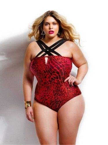 un mannequin grande taille en maillot de bains rouge