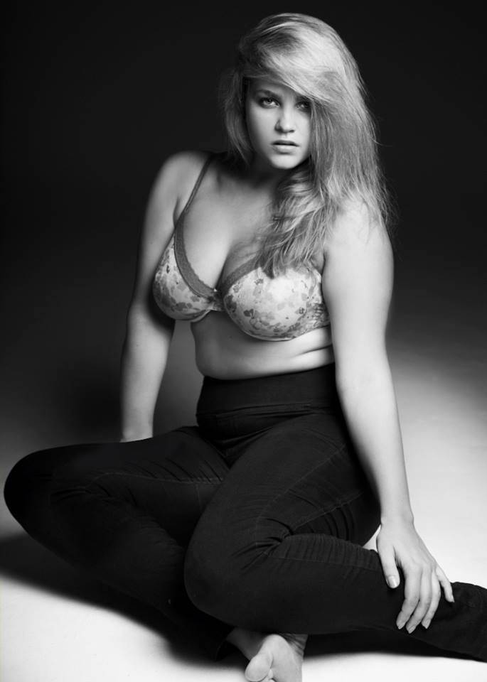 un mannequin grande taille pose en lingerie