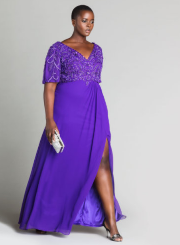 une femme porte une robe violette 