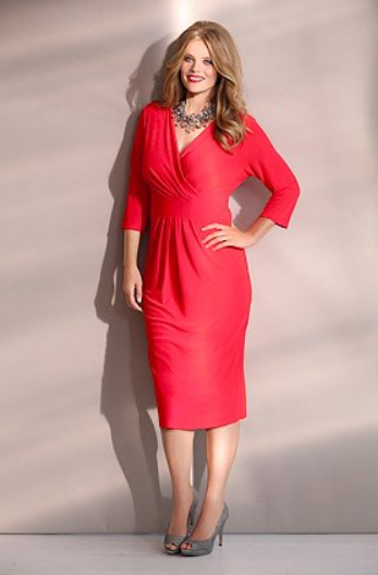 femme en robe rouge grande taille