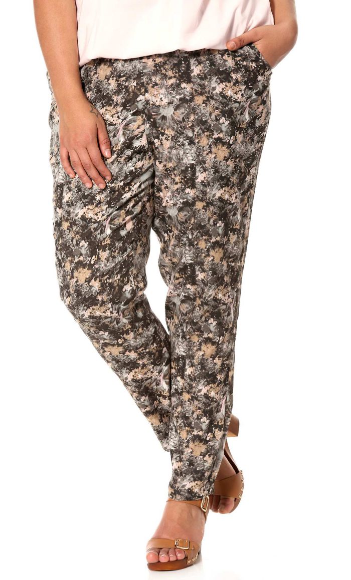 un pantalon grande taille à imprimé