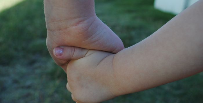la main d'un enfant et d'une femme