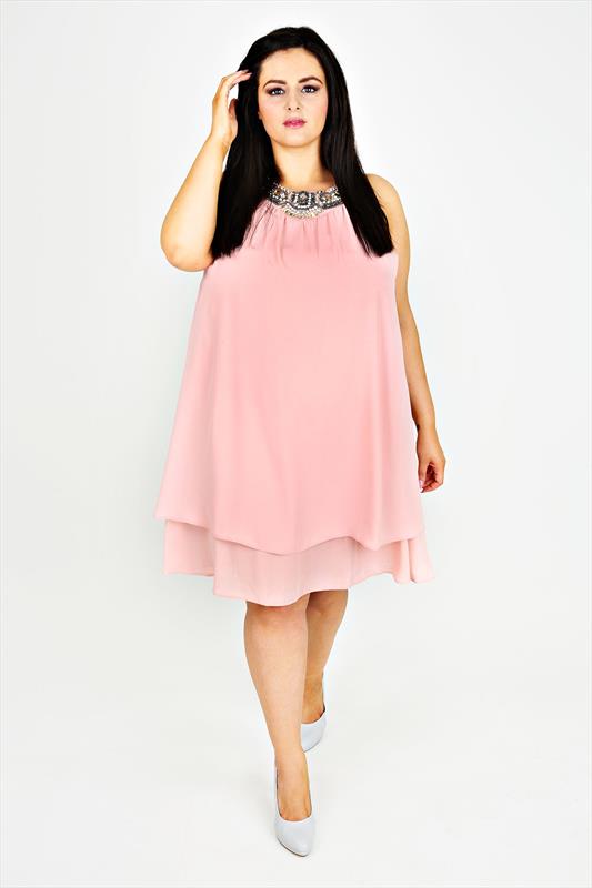 une robe courte grande taille et rose