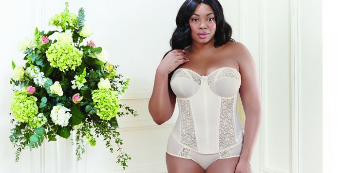 Liris Crosse pose en lingerie grande taille pour Goddess