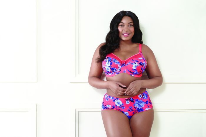 liris cross porte un ensemble de lingerie grande taille rose à imprimé