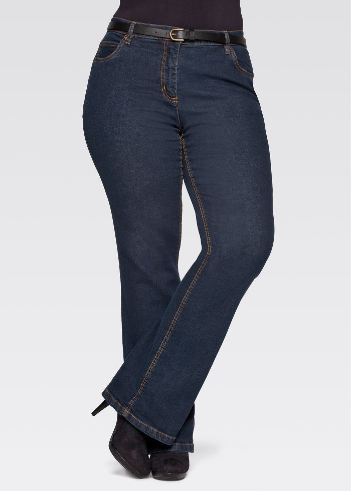 un jean grande taille coupe bootcut bleu brut