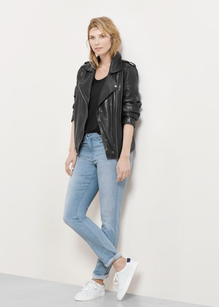 un jean slim grande taille bleu clair