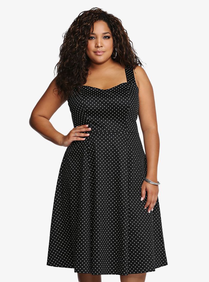 une robe grande taille à pois