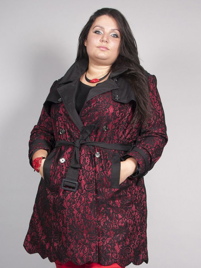 un trench coat grande taille en dentelle bi-colore