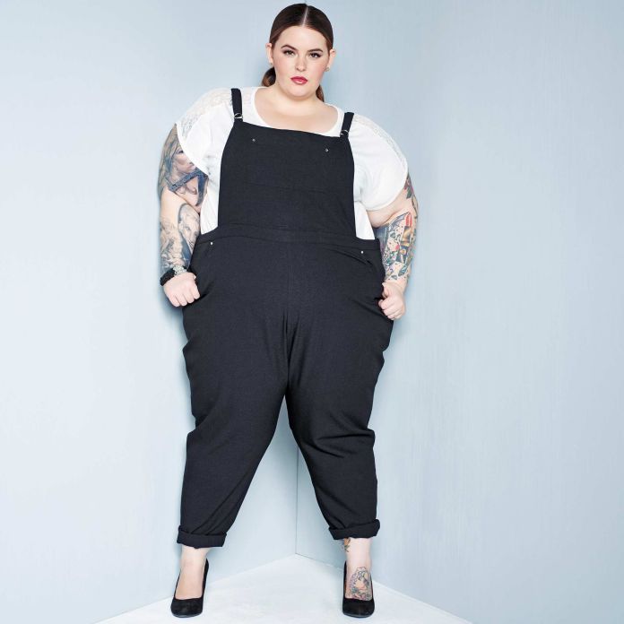 une salopette portée par Tess Holliday