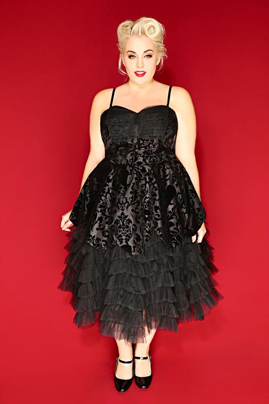 une robe noire grande taille pin up