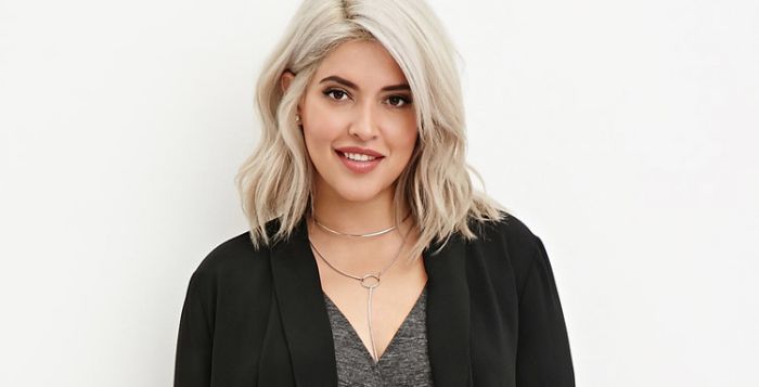 denise bidot porte un blazer grande taille