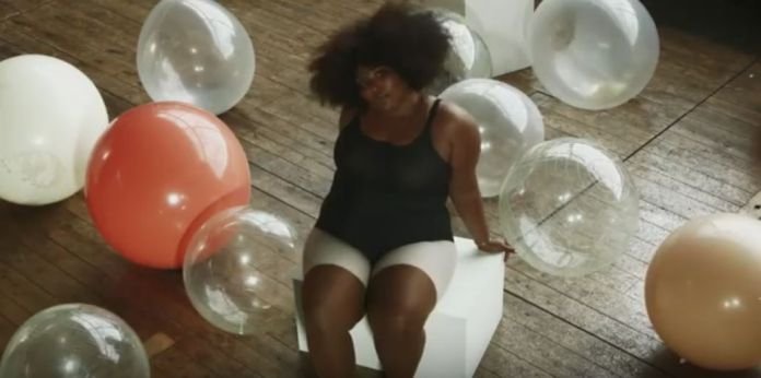 lizzo une femme noire ronde