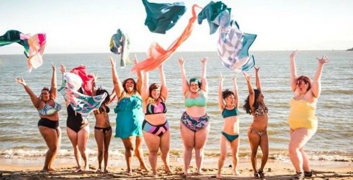 les femmes rondes à la plage