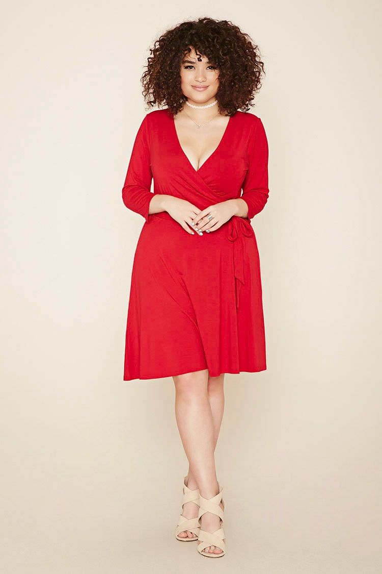 une robe cache-coeur rouge