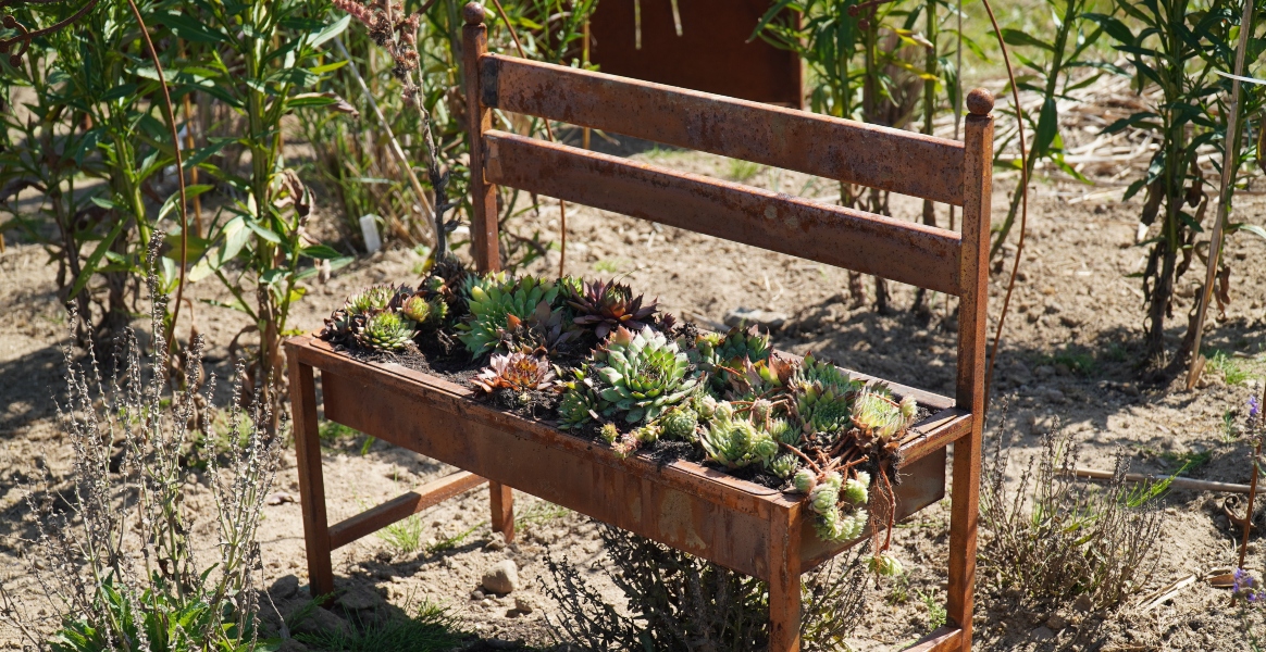 Faites de votre banc de jardin un objet aussi pratique que