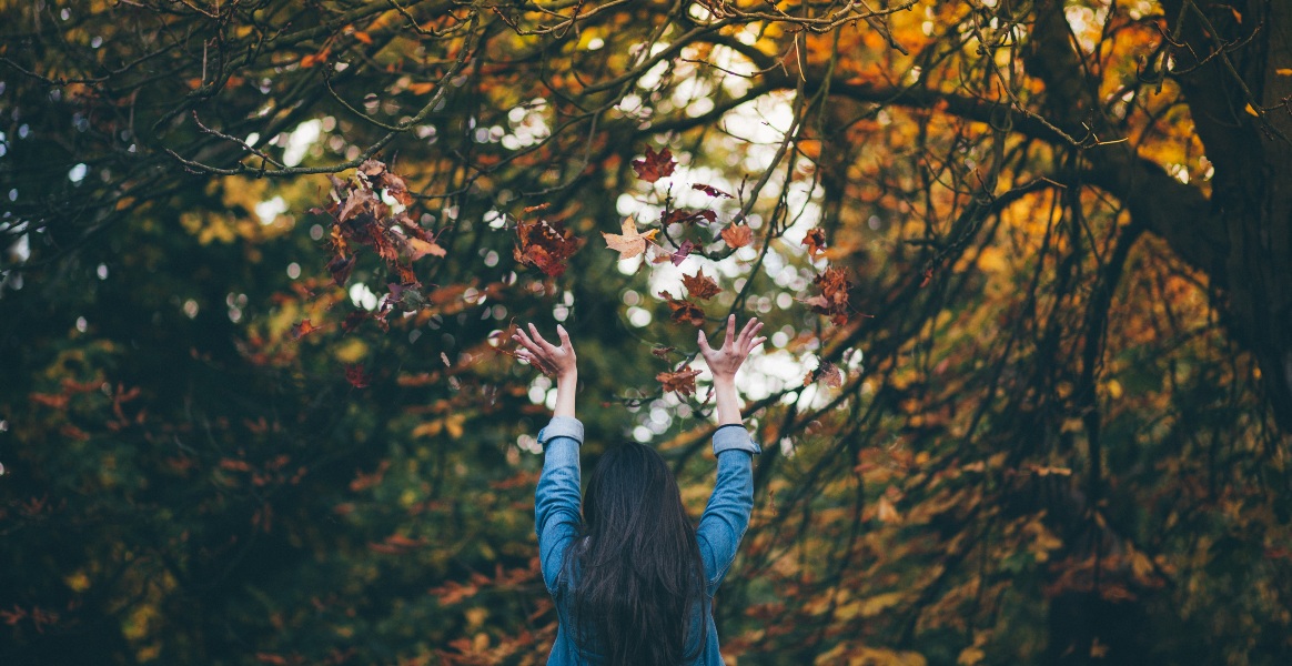 Femme heureuse dans les bois