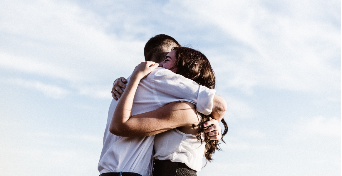 Couple faisant un calin