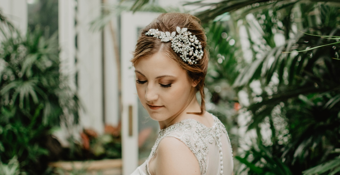 Mariage simple et chic : 7 idées de coiffures faciles pour les cheveux  longs qui vont à