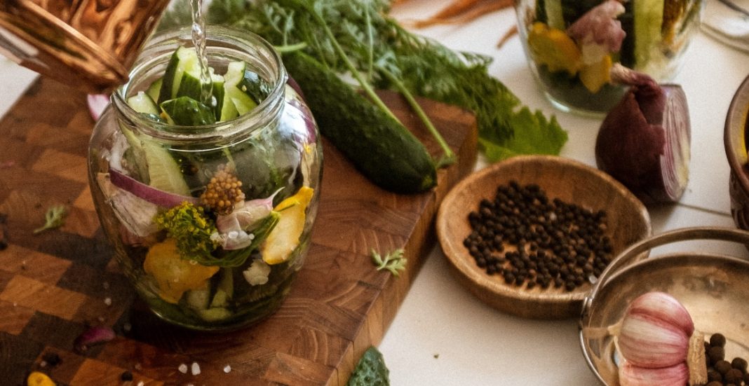 8 astuces (dingues) pour réutiliser le jus de cornichons