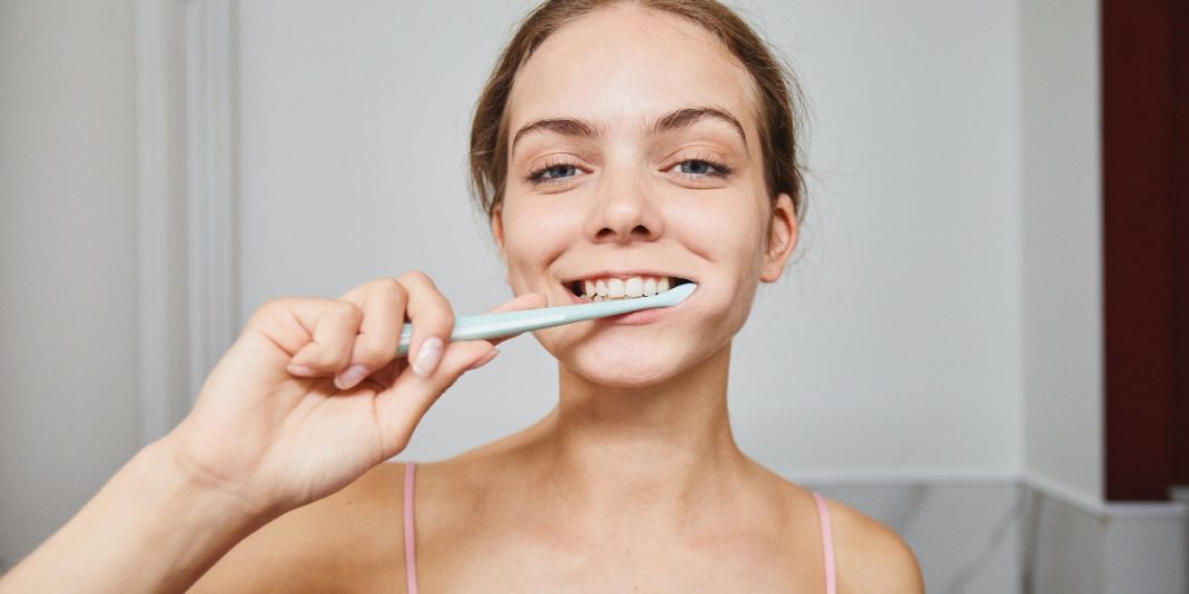 Se Rincer Doit-on vraiment se rincer la bouche après le brossage des dents