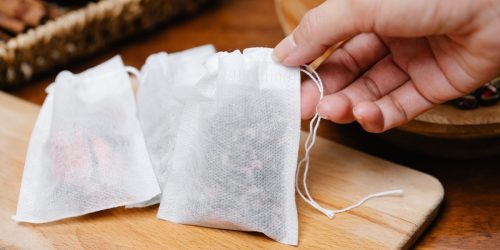 Sachets de thé usagés : 8 façons de les réutiliser astucieusement
