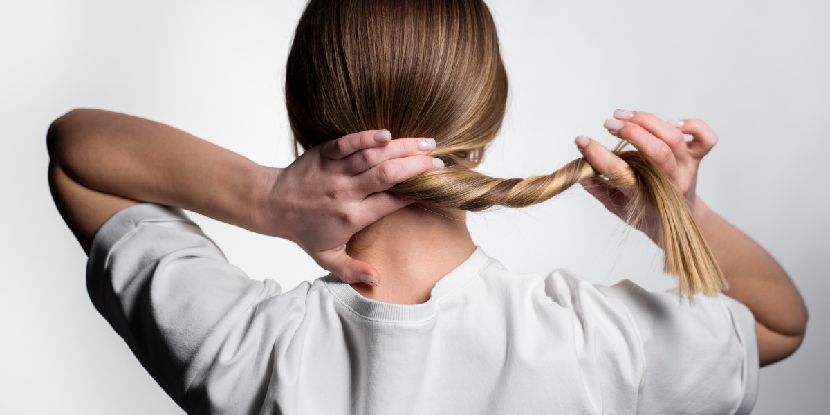 Femme qui tient ses cheveux