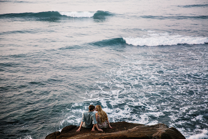 Couple s'embrasse façe à la mer