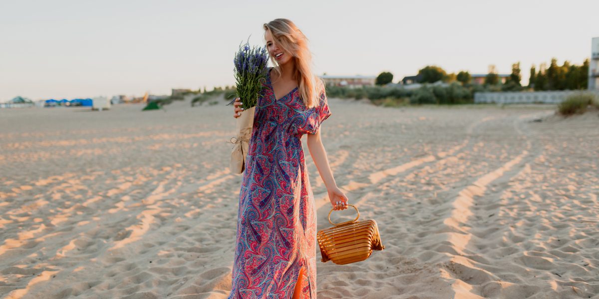 Femme sur la plage avec une robe hippie