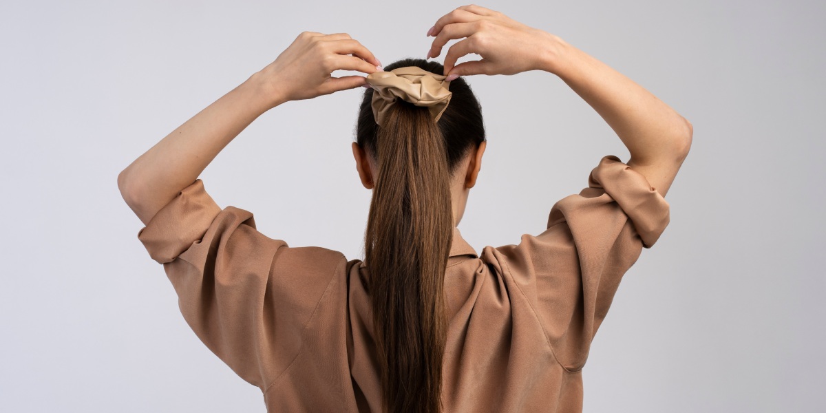 femme qui attache ses cheveux, coiffures attachées