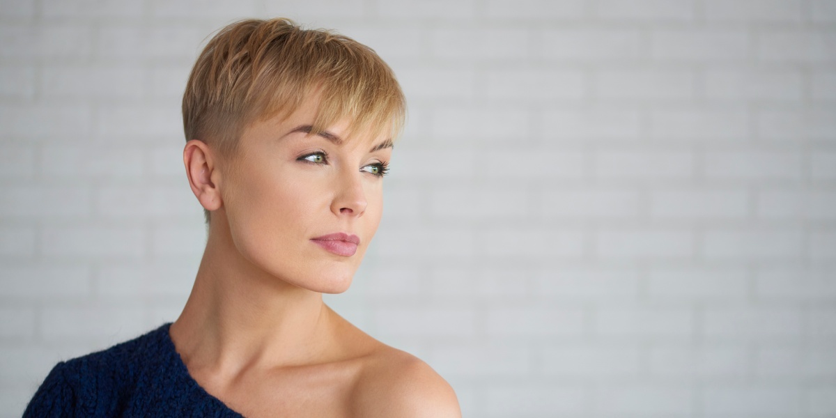 femme aux cheveux rasée