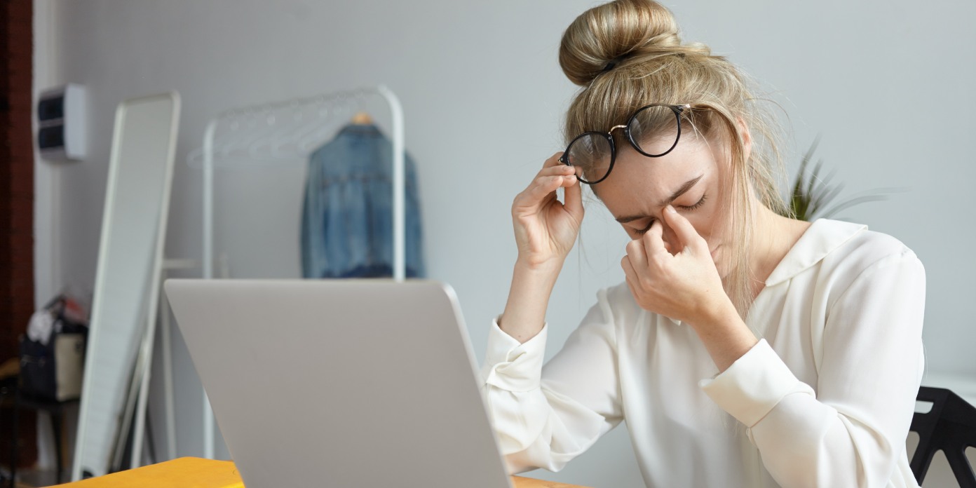 La lumière bleue des écrans fatiguent nos yeux : adaptons nos habitudes