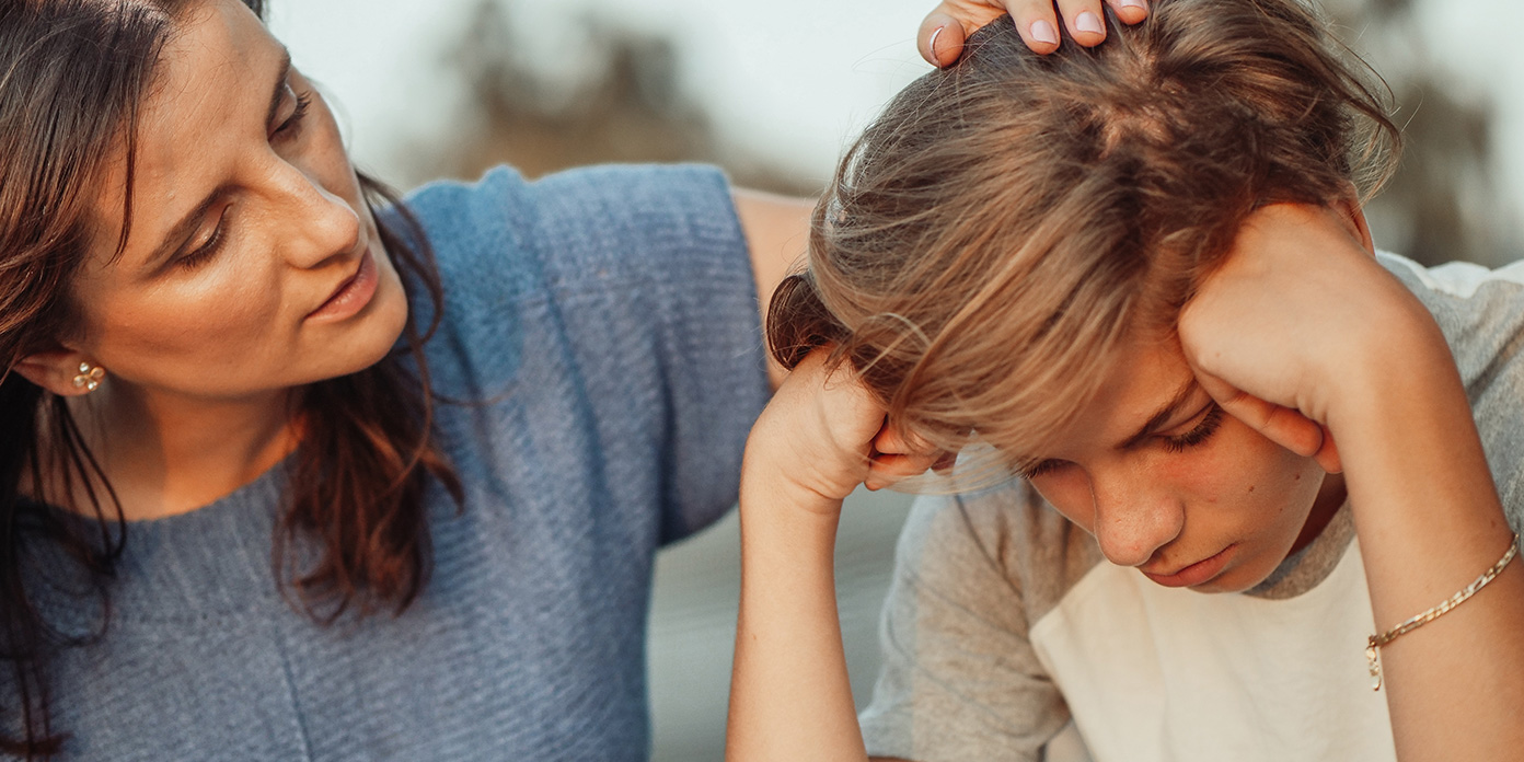 Mère qui essaie d'aider son enfant