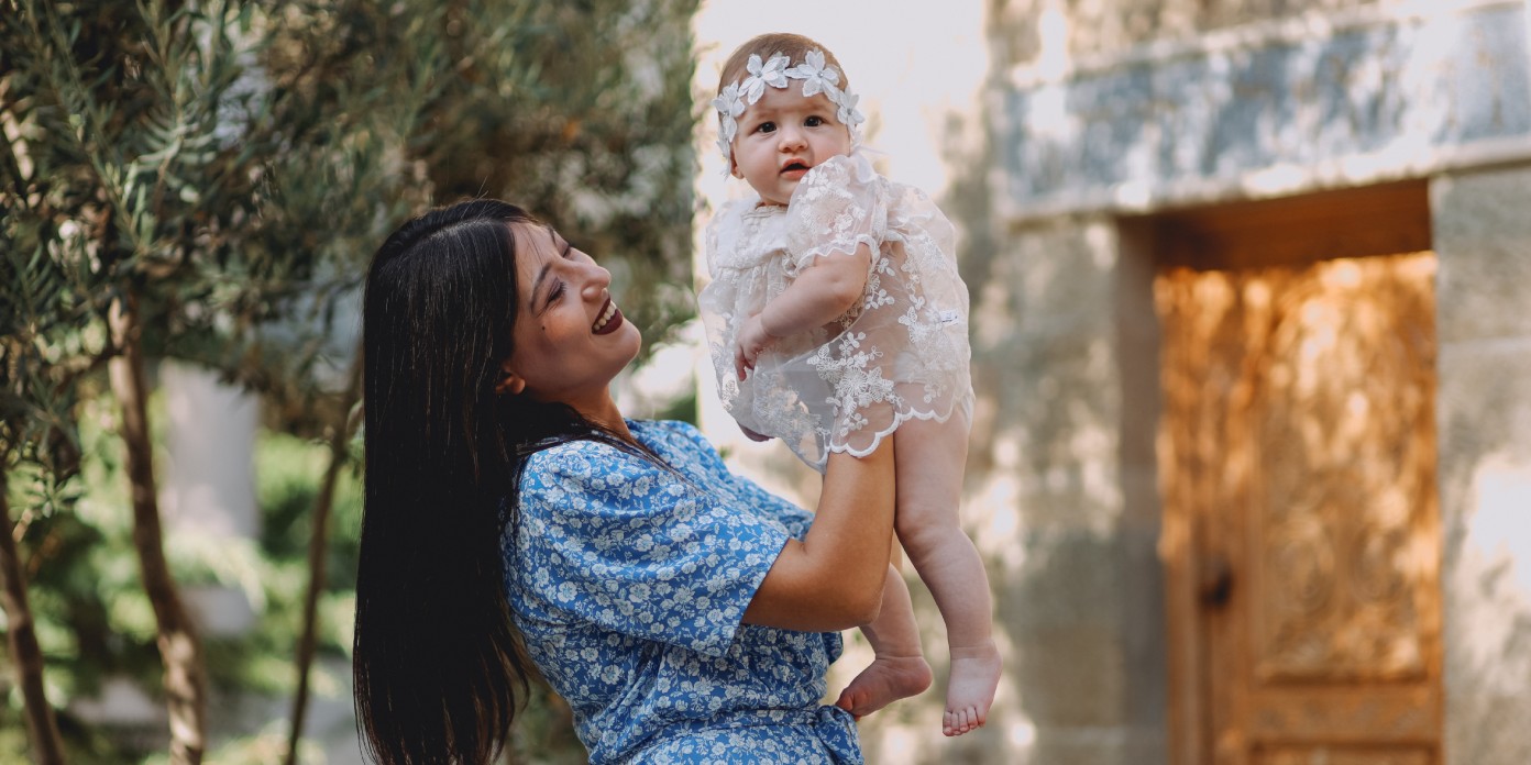 Femme souriante tenant un enfant