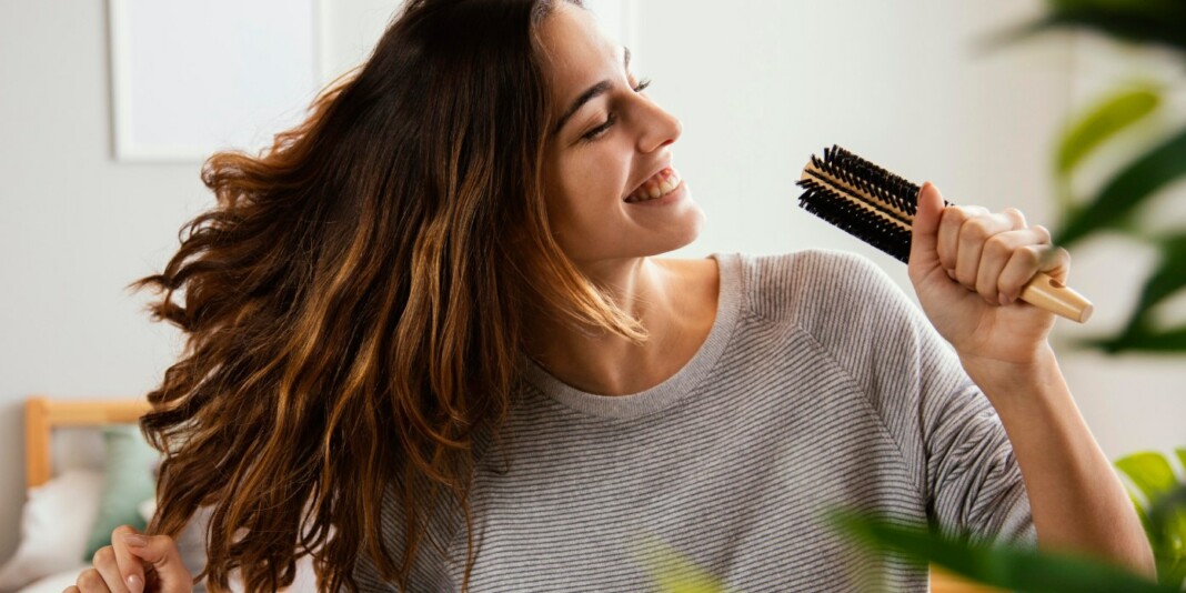 Comment démêler ses cheveux sans les abimer ? 5 astuces