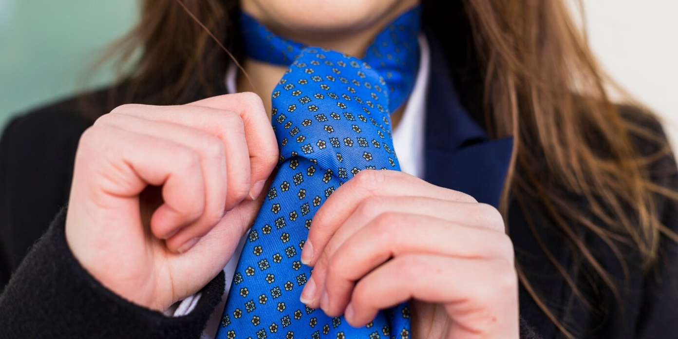 La cravate, l'accessoire must-have de la garde-robe féminine cet hiver !