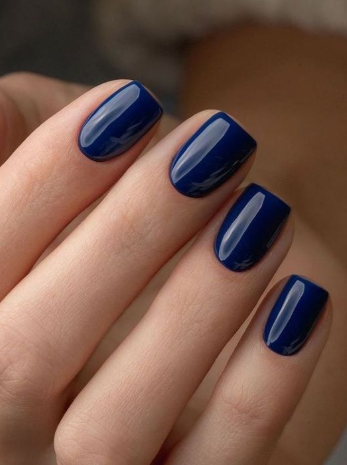 vernis à ongle bleu foncé