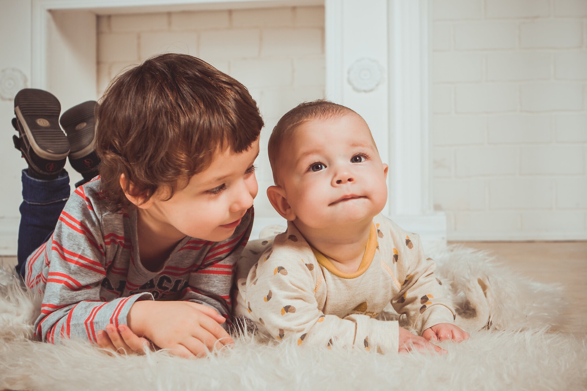 Enfant avec son frère