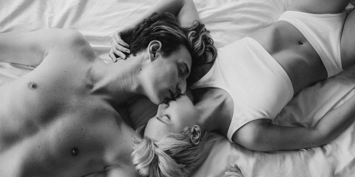 Couple s'embrasse sur le lit