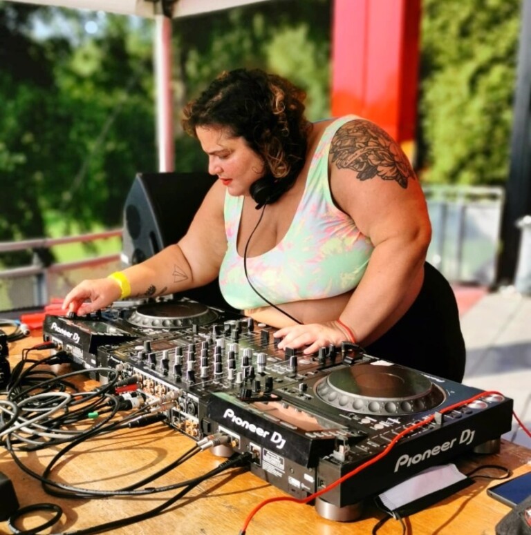 Qui est la DJ Barbara Butch, harcelée depuis la cérémonie des JO