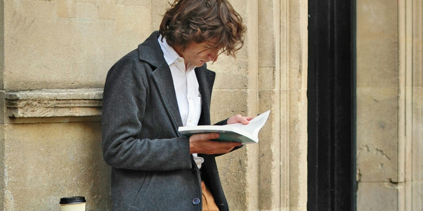 homme qui lit