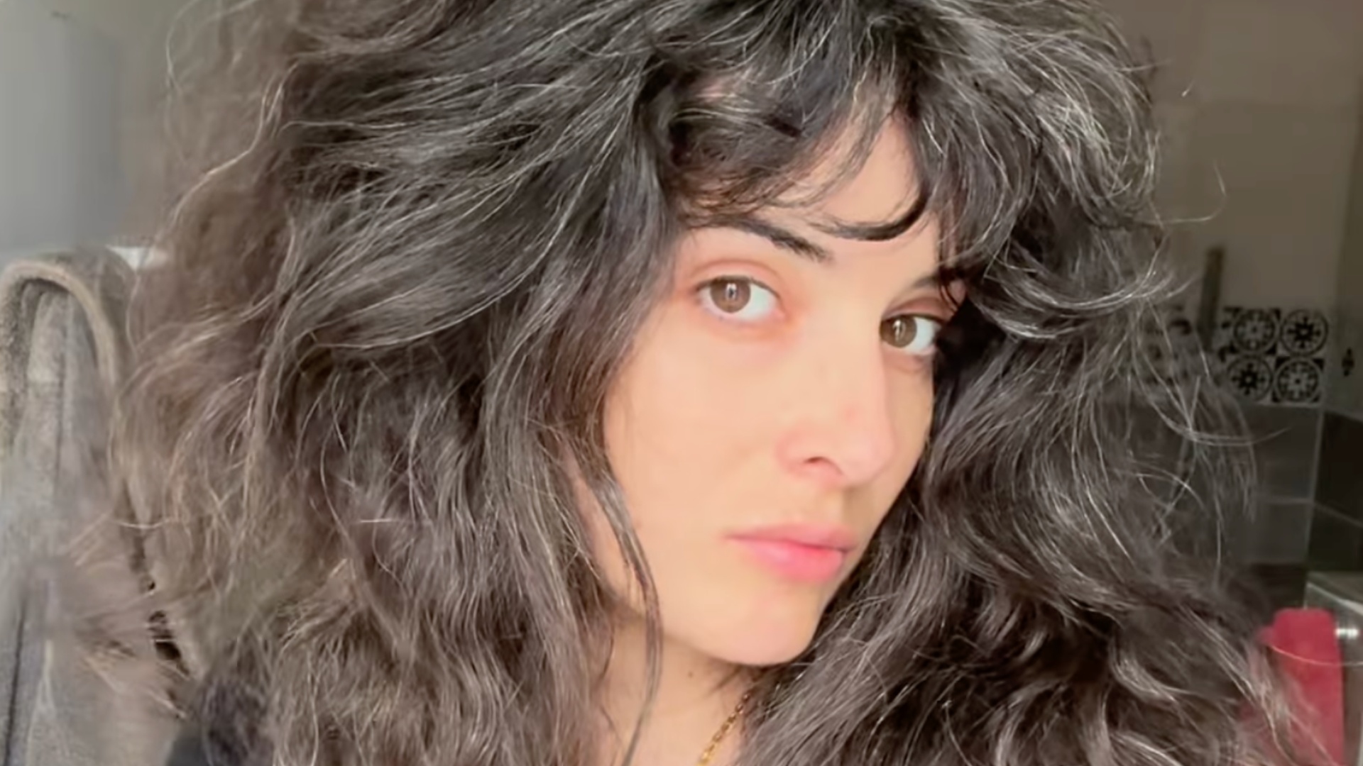 cheveux gris bouclés acceptation