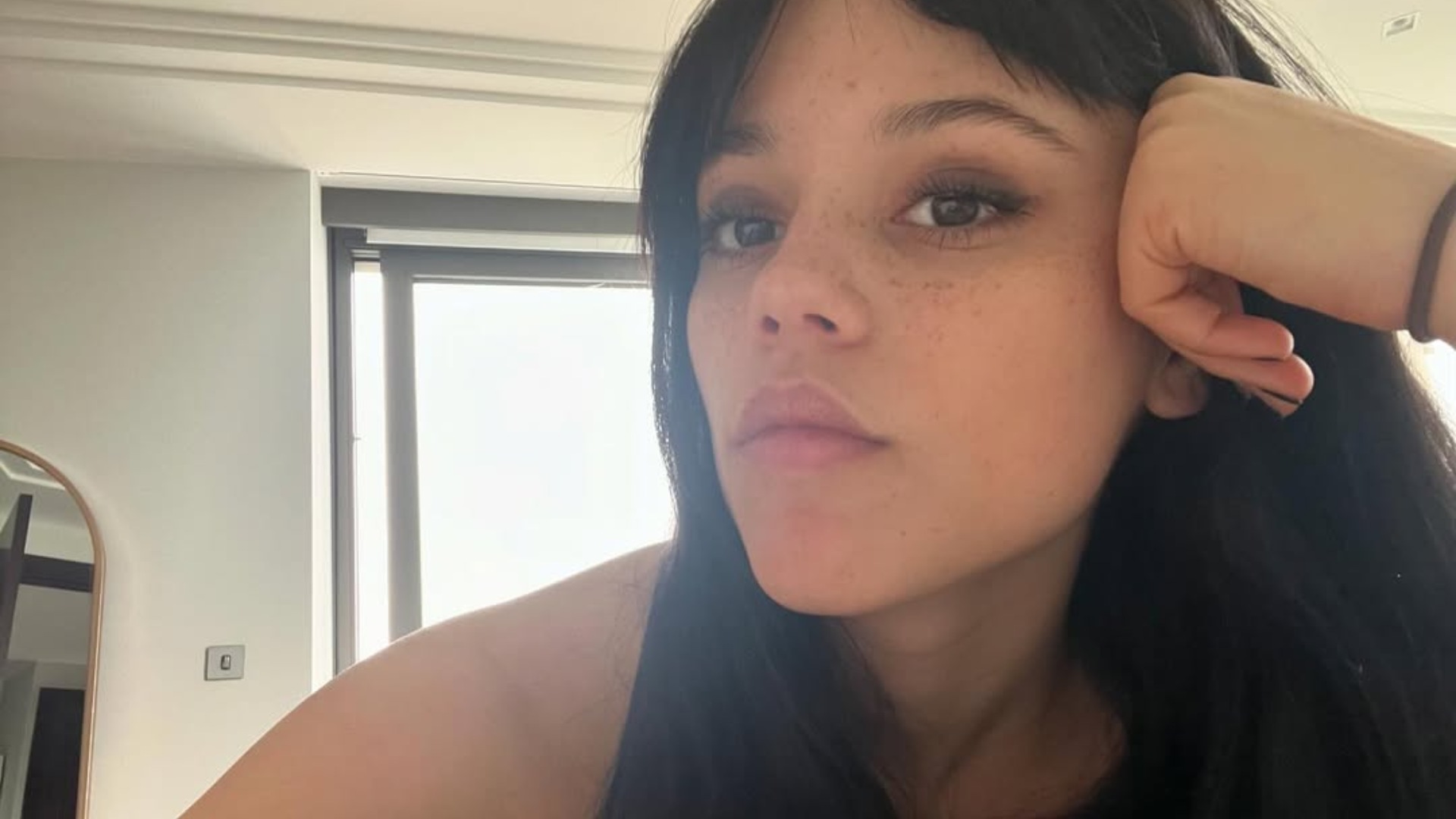 Jenna Ortega éblouissante dans cette robe à la matière improbable